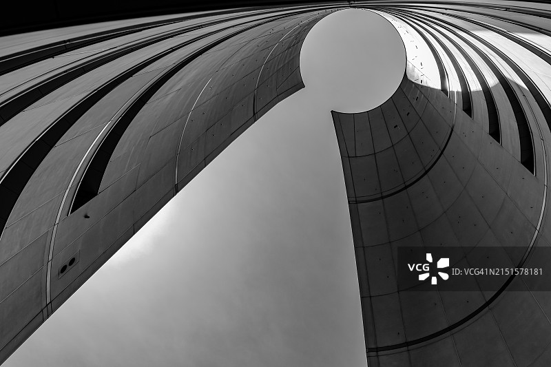 雕刻墙面与镂空天空图片素材