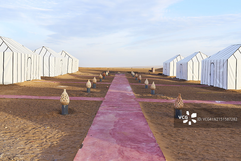 扎戈拉沙漠中帐篷间的路径正面图，周围无人图片素材
