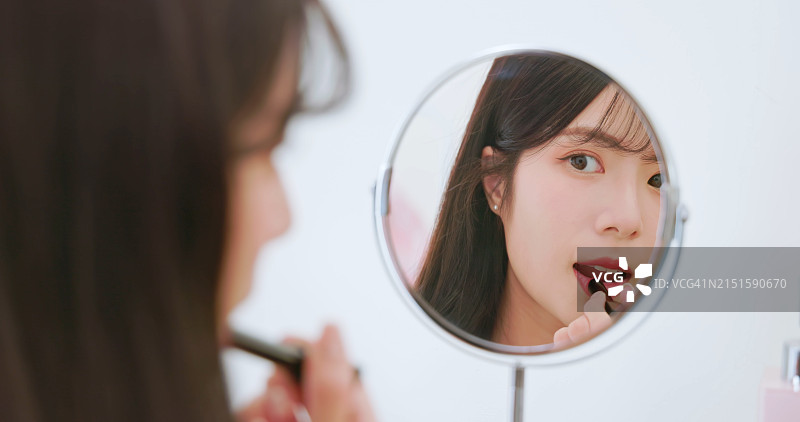 正在化妆的亚洲女商人图片素材