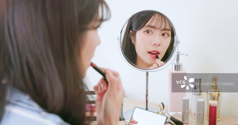 正在化妆的亚洲女商人图片素材