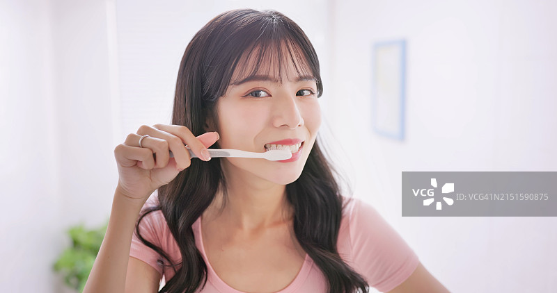 亚洲女性高兴地刷牙图片素材