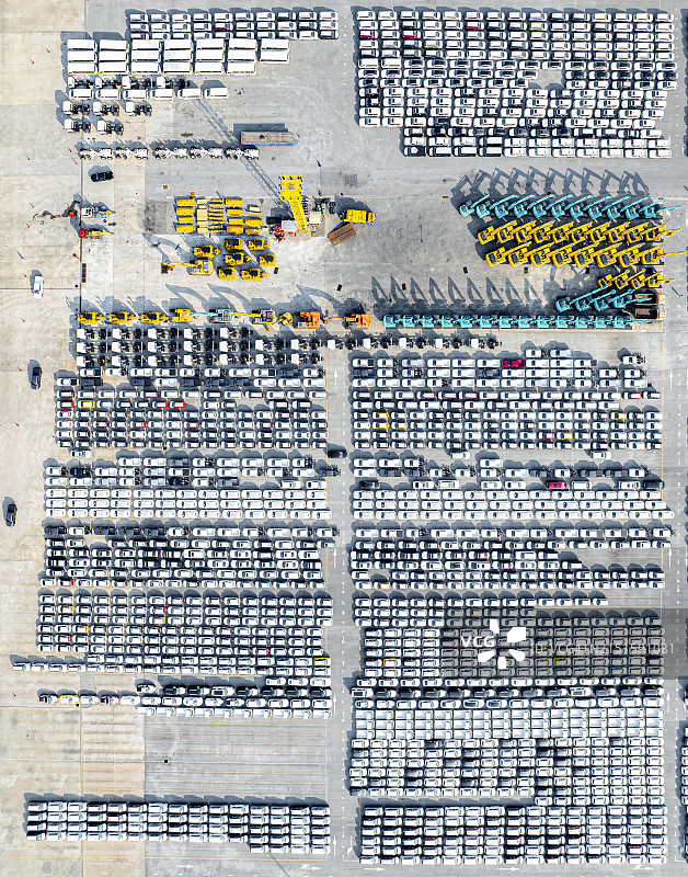 大型港口新车出口码头鸟瞰：汽车仓储与业务物流图片素材