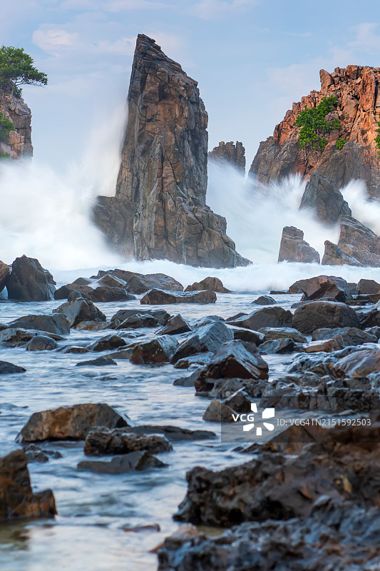 竖版海浪与岩石峭壁图片素材