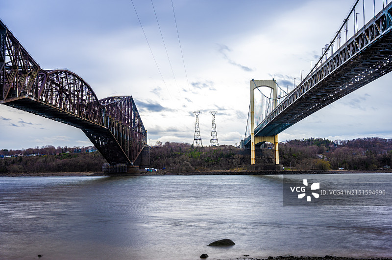 魁北克市的皮埃尔·拉波特桥和魁北克桥图片素材