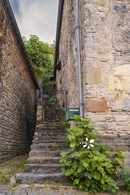 法国科尔德叙尔锡埃尔的狭窄鹅卵石街道图片素材