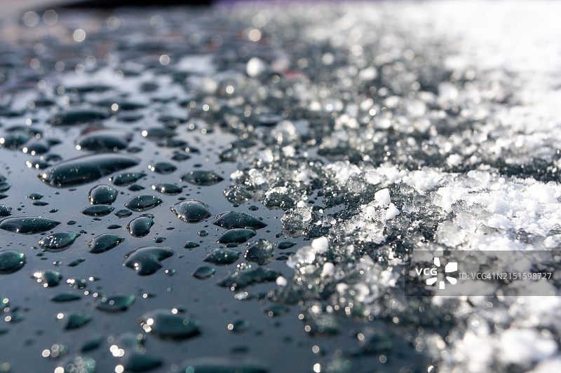 汽车引擎盖上的水滴和冰晶图片素材