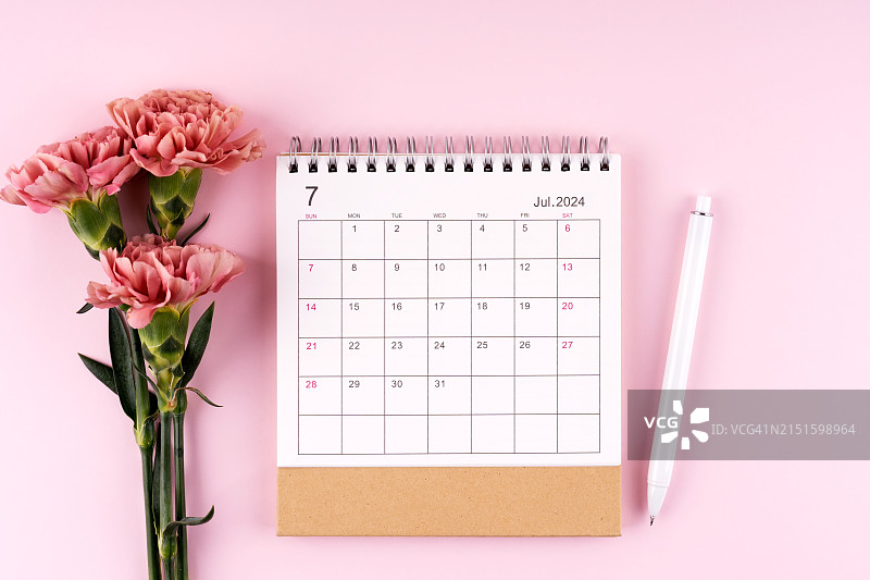 高角度拍摄：2024年7月日历和康乃馨照片图片素材