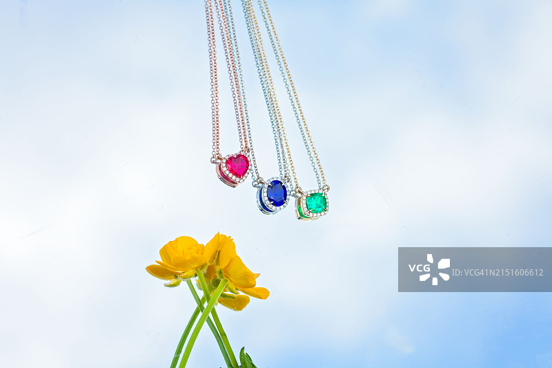 红宝石、蓝宝石、祖母绿吊坠图片素材