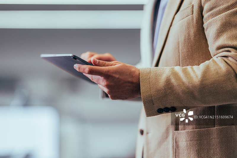 在办公室使用平板电脑的专业男士图片素材