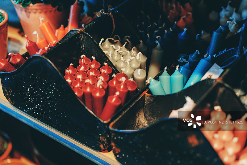 零售店中展示的彩色烛台图片素材