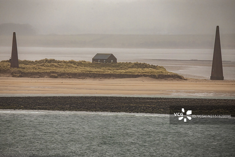英国诺森伯兰郡林迪斯法恩的吉尔角东灯塔和旧法图片素材