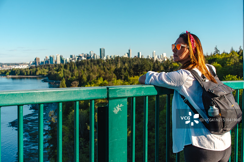 在温哥华狮门大桥的女人图片素材