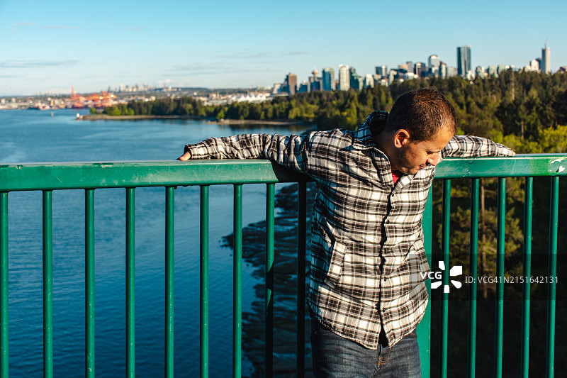 温哥华狮门大桥上的男人图片素材