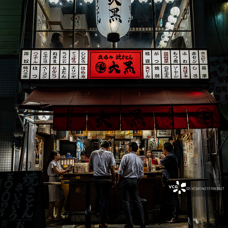 夜晚的日本传统居酒屋图片素材
