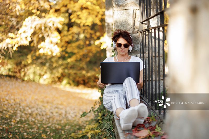 在秋天大自然中工作图片素材