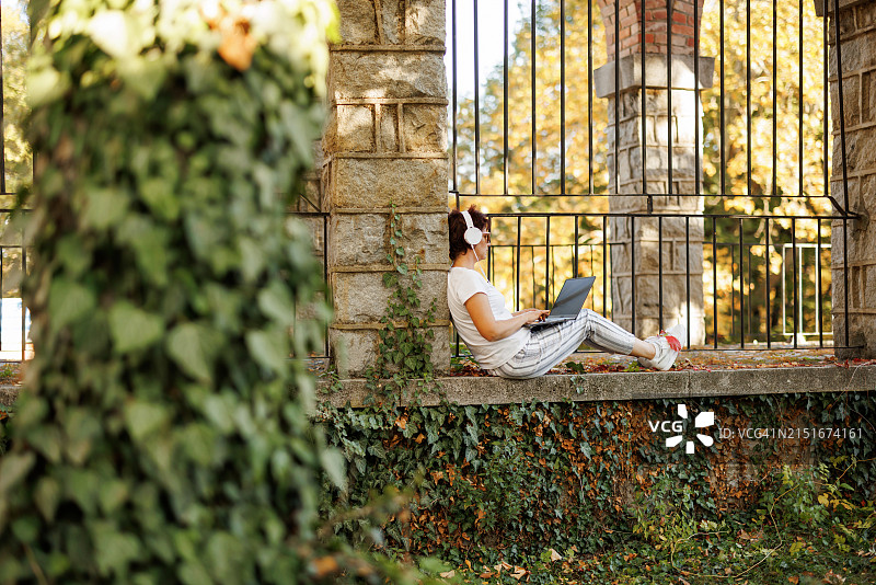 在秋天大自然中工作图片素材