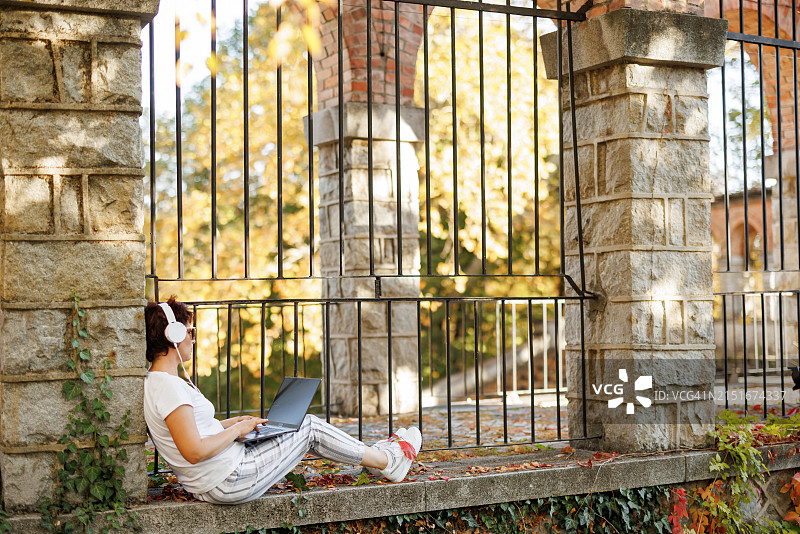 在秋天大自然中工作图片素材