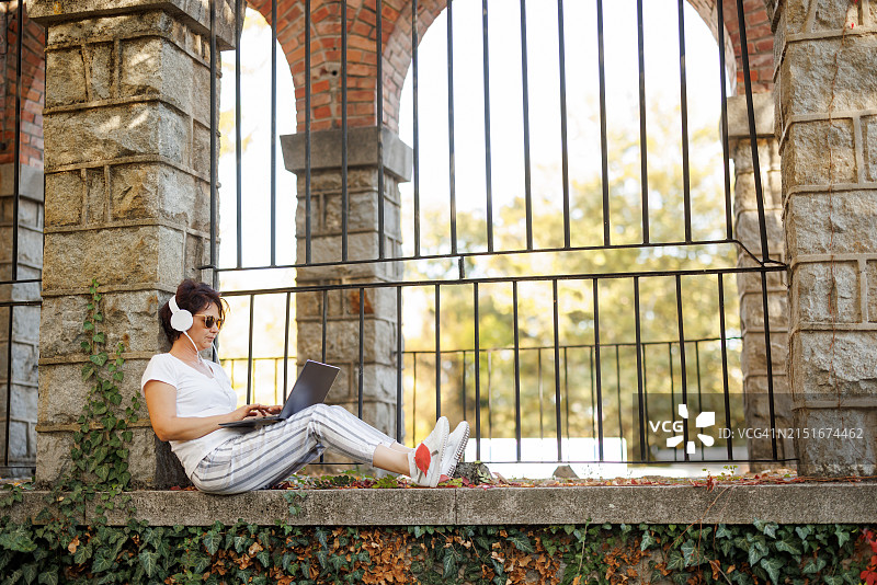 在秋天大自然中工作图片素材