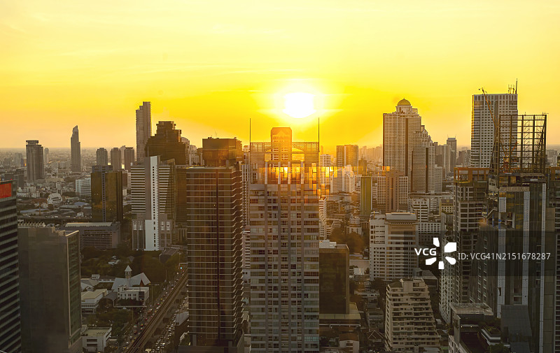 热浪、烈日、中暑、太阳引起的全球变暖和燃烧、气候变化、全球沸腾图片素材