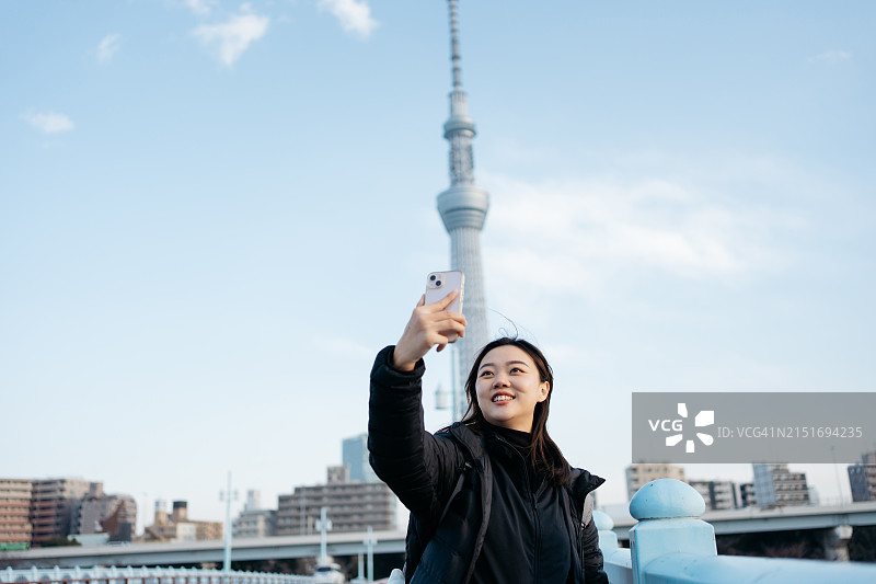 年轻女游客在东京城市自拍图片素材