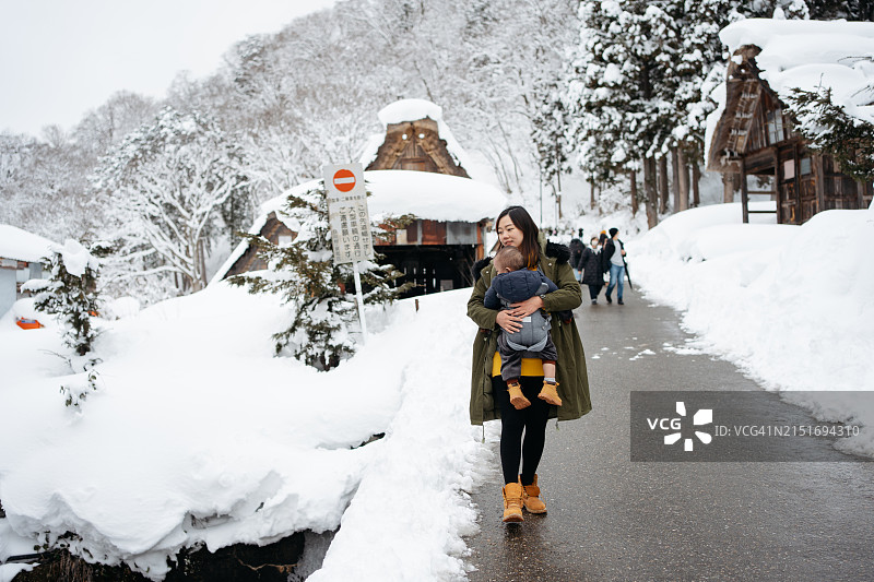 一家人在白川乡旅行图片素材