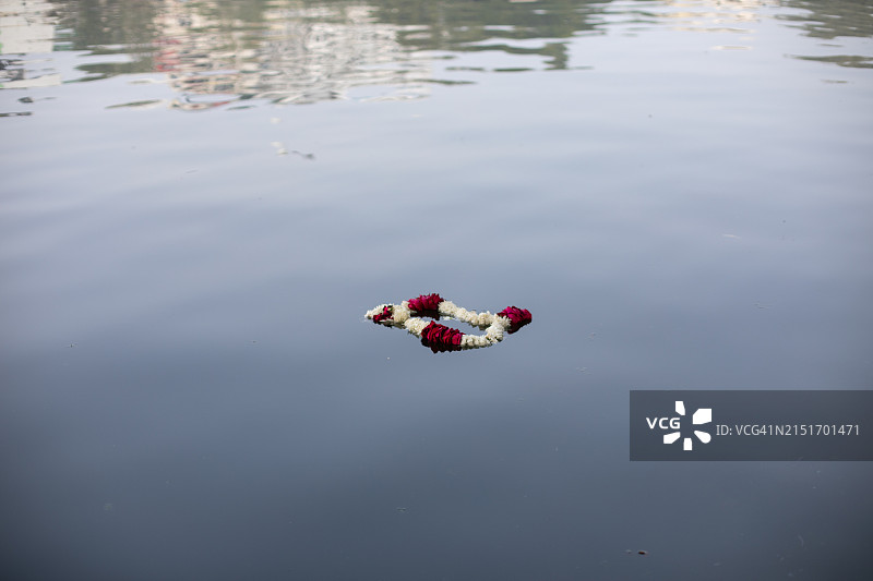 漂浮的宗教花朵项链图片素材