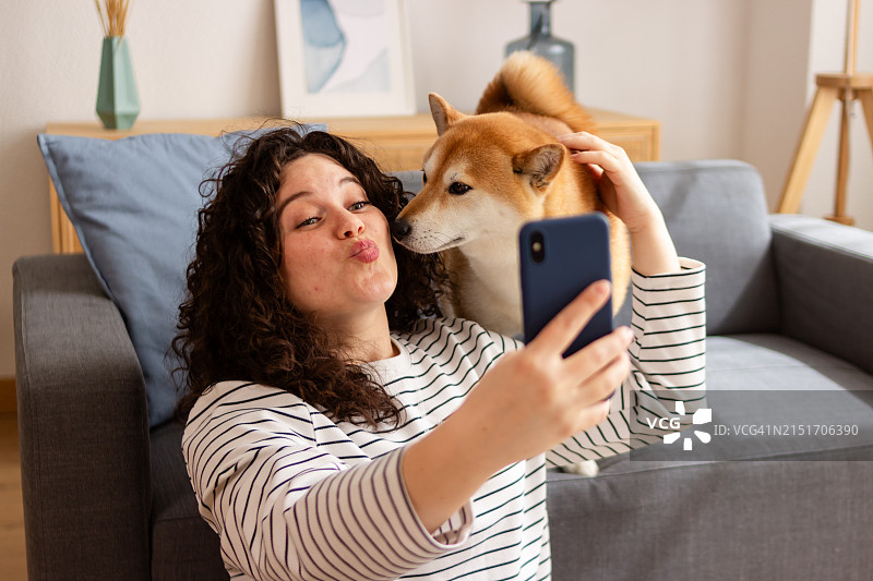 女人与可爱的柴犬自拍图片素材