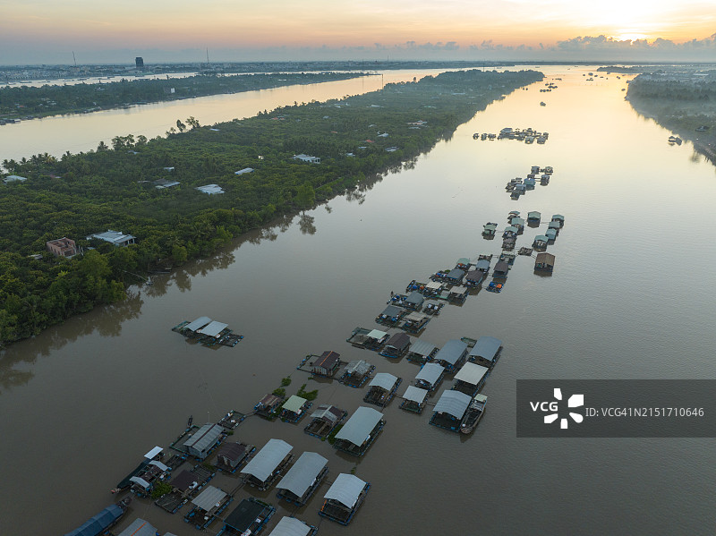 河流上的红色罗非鱼养殖村图片素材