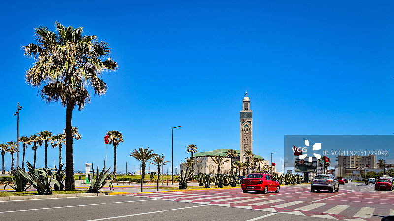 阳光明媚的街道上看到的著名哈桑二世清真寺图片素材