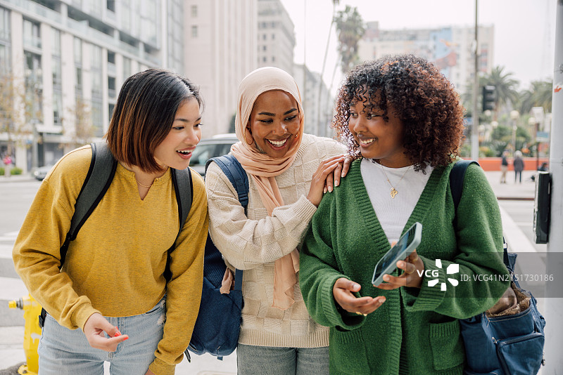 青少年在市中心一起学习图片素材