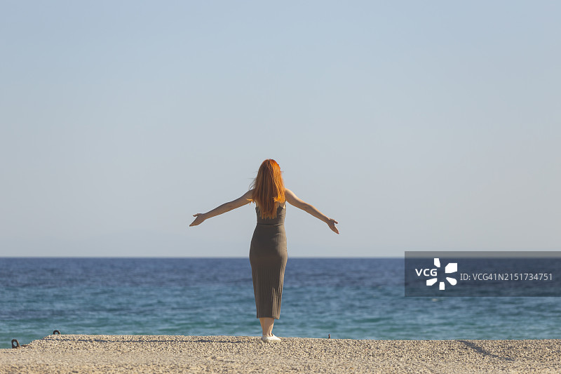 女人在海滩欣赏日落图片素材