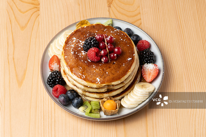 薄烤饼、新鲜水果和枫糖浆图片素材