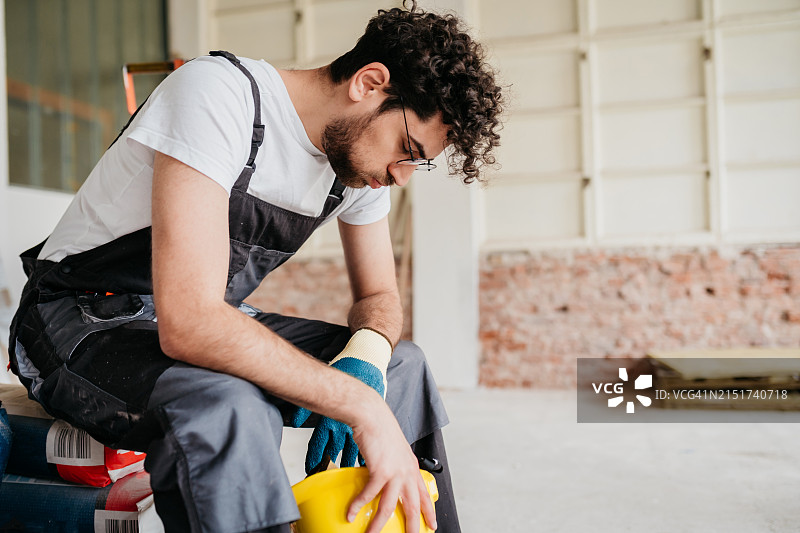 疲惫的建筑工人图片素材