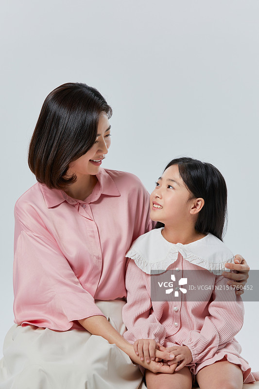 母亲与女儿的亲情时刻：爱、幸福与家庭图片素材