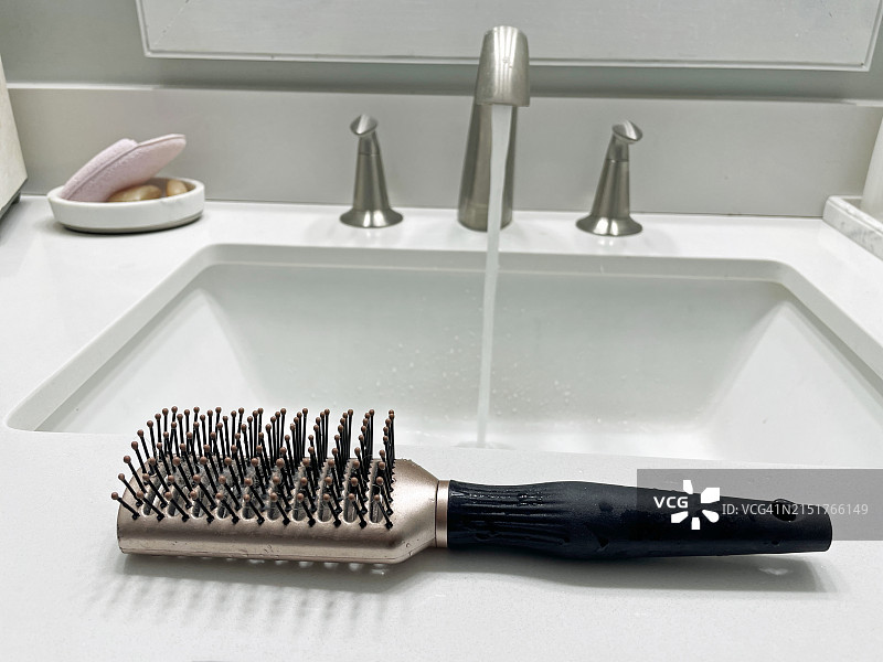 梳子和流水洗手池图片素材