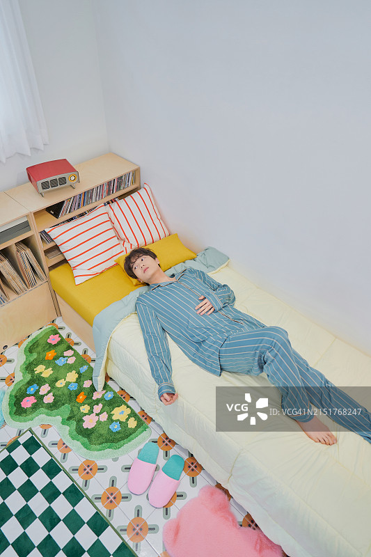 20多岁的年轻男子穿着睡衣，Z世代，疲惫，压力，担忧图片素材