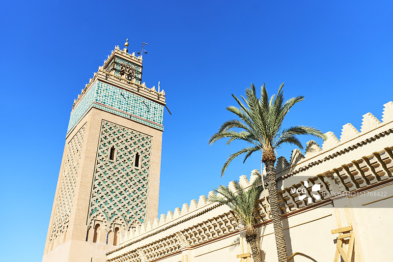 仰视角度下的清真寺外观，在马拉喀什有一座塔，背景是天空图片素材
