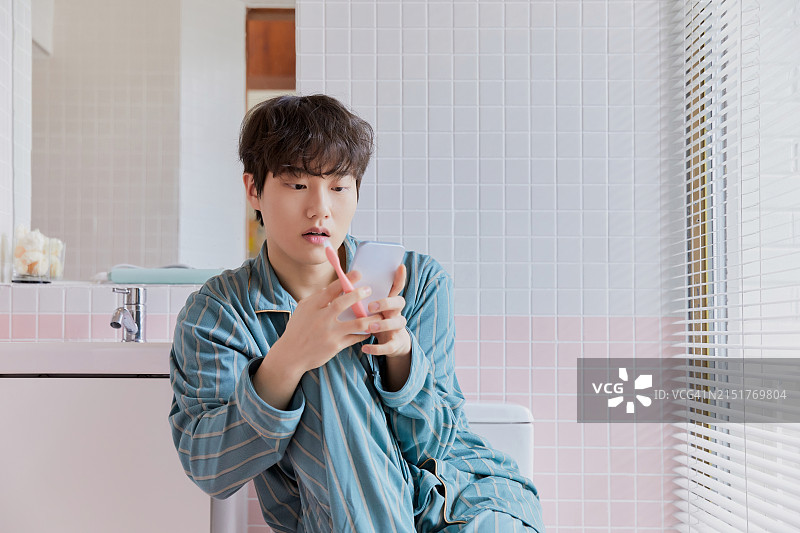 睡衣，起床洗漱，Gen Z一代的青年生活图片素材