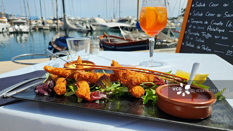 法属里维埃拉的炸虾午餐配 Spritz图片素材
