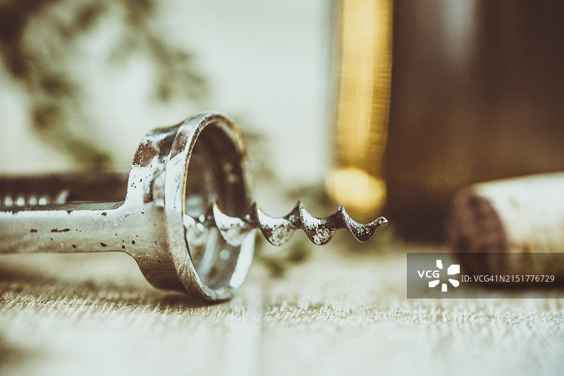 金属开瓶器和软木塞特写图片素材