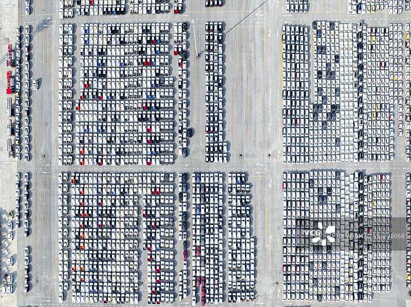 大型港口新车出口码头鸟瞰：汽车仓储与业务物流图片素材