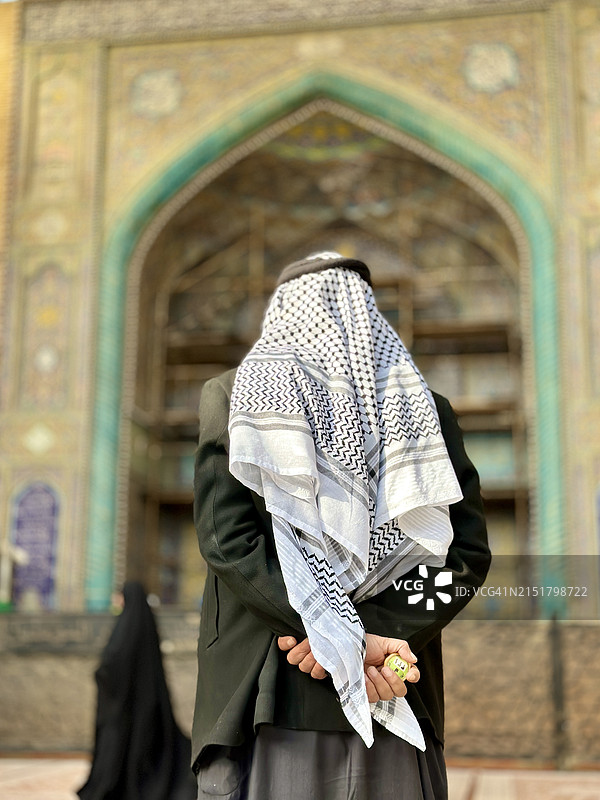 穆斯林阿拉伯男子在纳杰夫的伊玛目阿里圣殿祈祷图片素材