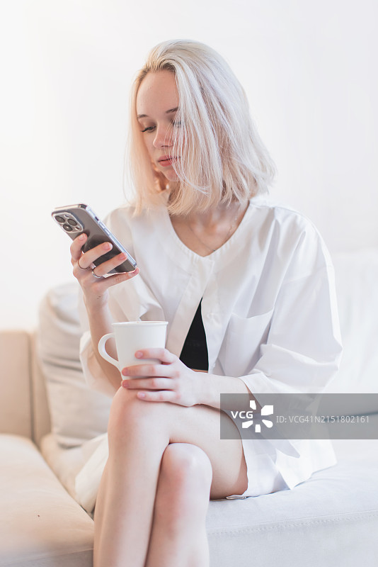 少女在手机上浏览互联网信息图片素材