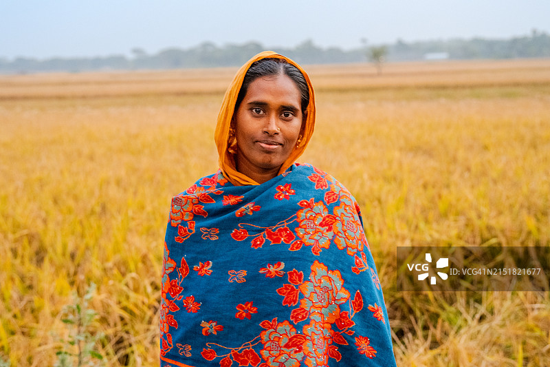 孟加拉国达科佩稻田里的传统服饰女人像图片素材