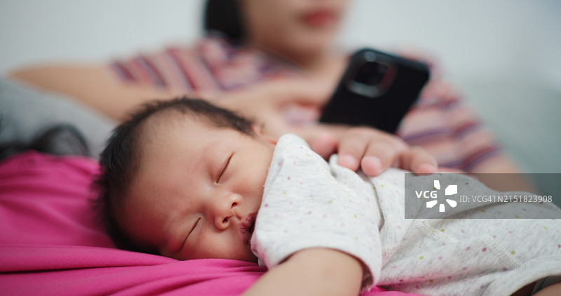 宝宝躺在沙发上妹妹身上的特写图片素材