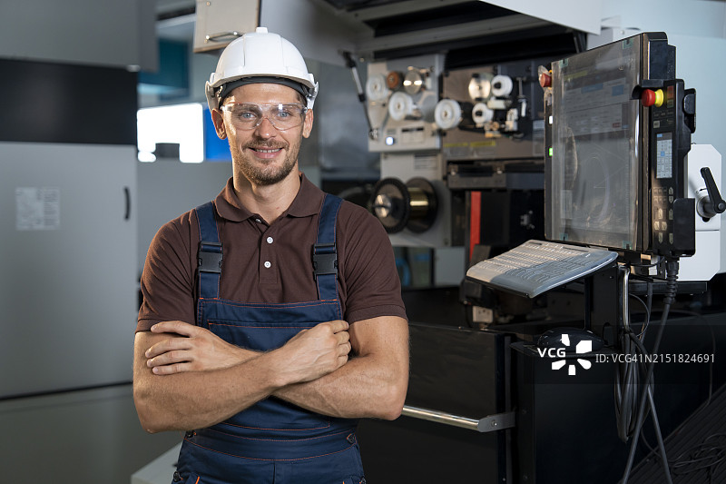 工程师在工业制造商使用数控设备焊接钢结构图片素材