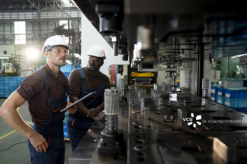 质量控制工程师检查焊接底盘零件装配过程中焊枪的状况图片素材