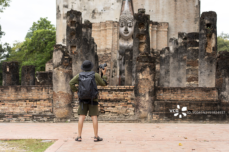 游客在泰国素可泰府的素可泰历史古城遗址公园旅行图片素材