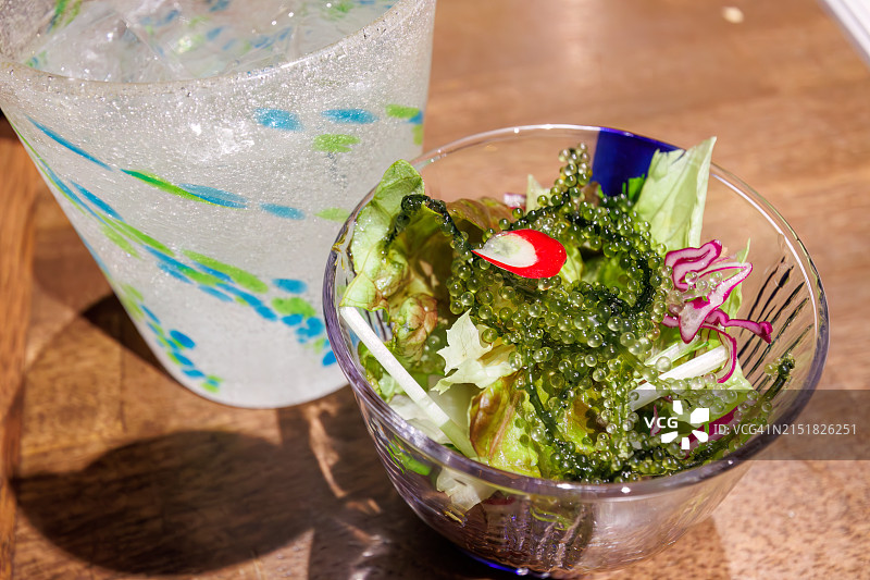 冲绳特产海葡萄开胃菜和琉球玻璃杯中的泡盛酒图片素材