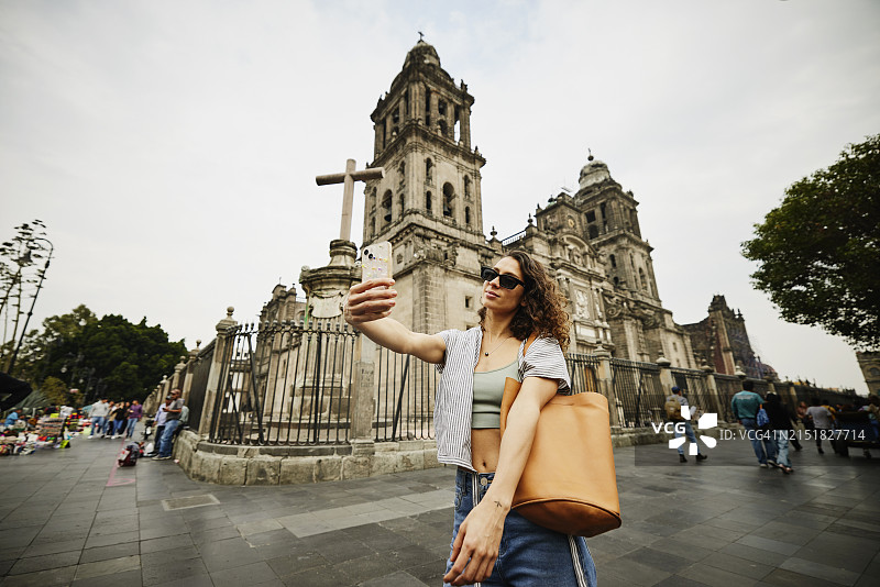 在度假期间在教堂前自拍的女人图片素材